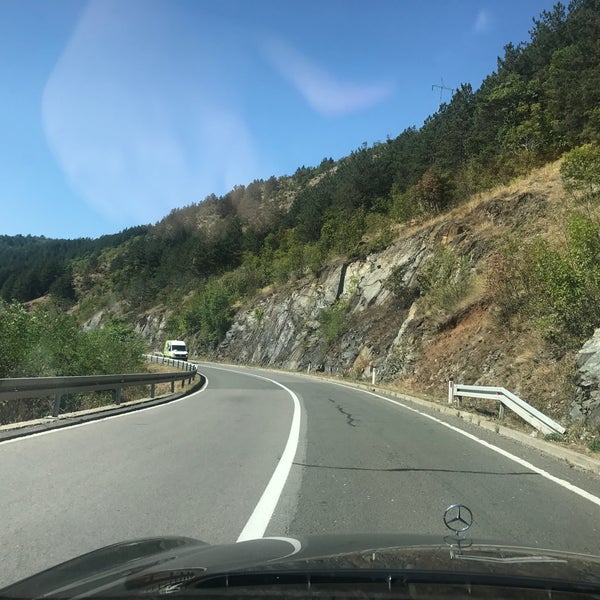 STANJE NA PUTEVIMA: Saobraća se po pretežno suvim kolovozima