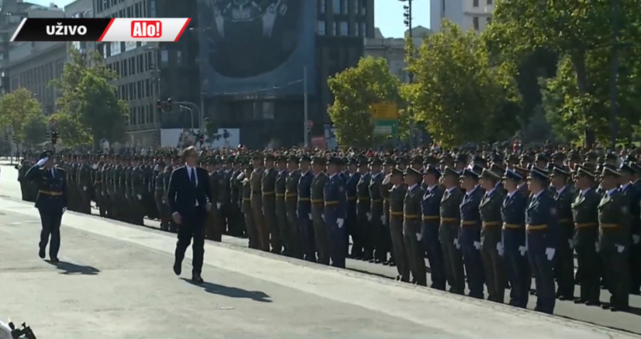 VUČIĆ URUČIO NAJBOLJIM KADETIMA PIŠTOLJE SA POSVETOM Svečana promocija najmlađih oficira Vojske Srbije!