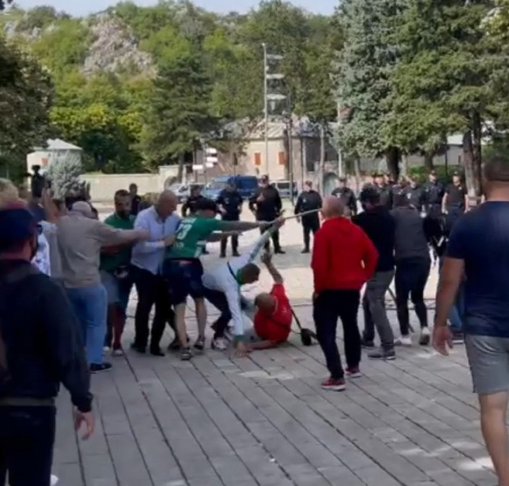 PRVI INCIDENTI Građani rušili ogradu kod Cetinjskog manastira