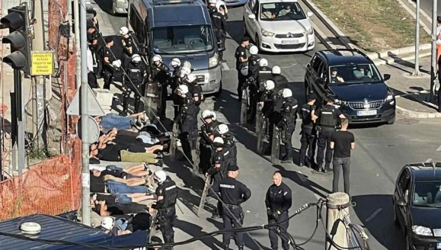 NEMAJU MILOSTI! Incidenti sa vječitog derbija, SPRŽIO MU LICE BAKLJOM! (VIDEO)