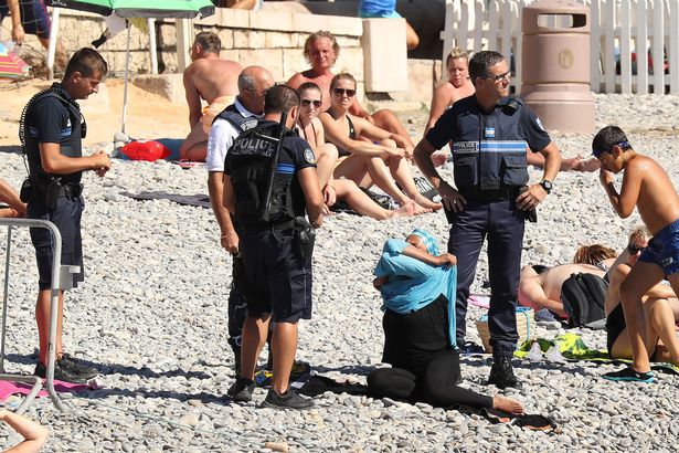 KOMISLIJA U BIH OSUDILA DISKRIMINIŠUĆU ZABRANU KUPANJA U BURKINIJU: “Žensko plivačko odijelo ne smije pokrivati vrat ili prelaziti preko ramena, kao ni ispod koljena“.