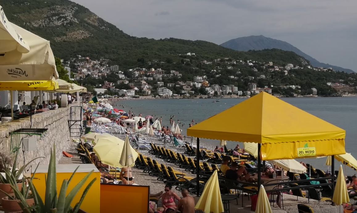 "OVO JE BEZOBRAZLUK": Cijene ležaljki u Crnoj Gori izazvale burne reakcije na mrežama