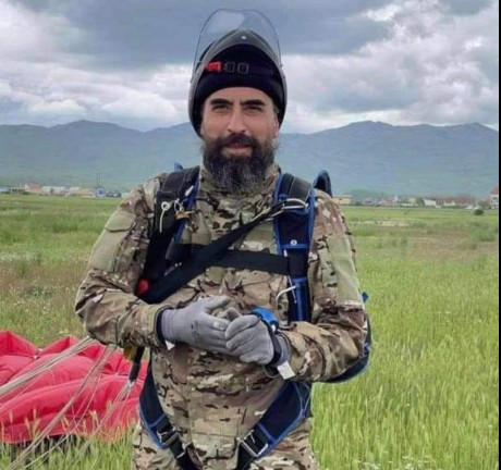 VLADIKO SOKOLE! Episkop Metodije skakao padobranom na Kapinom polju