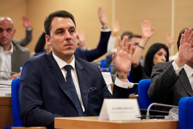 VUKOVIĆ „UTJERUJE“ DUGOVE ZA VODU:  Škole u Podgorici u neočekivanom problemu