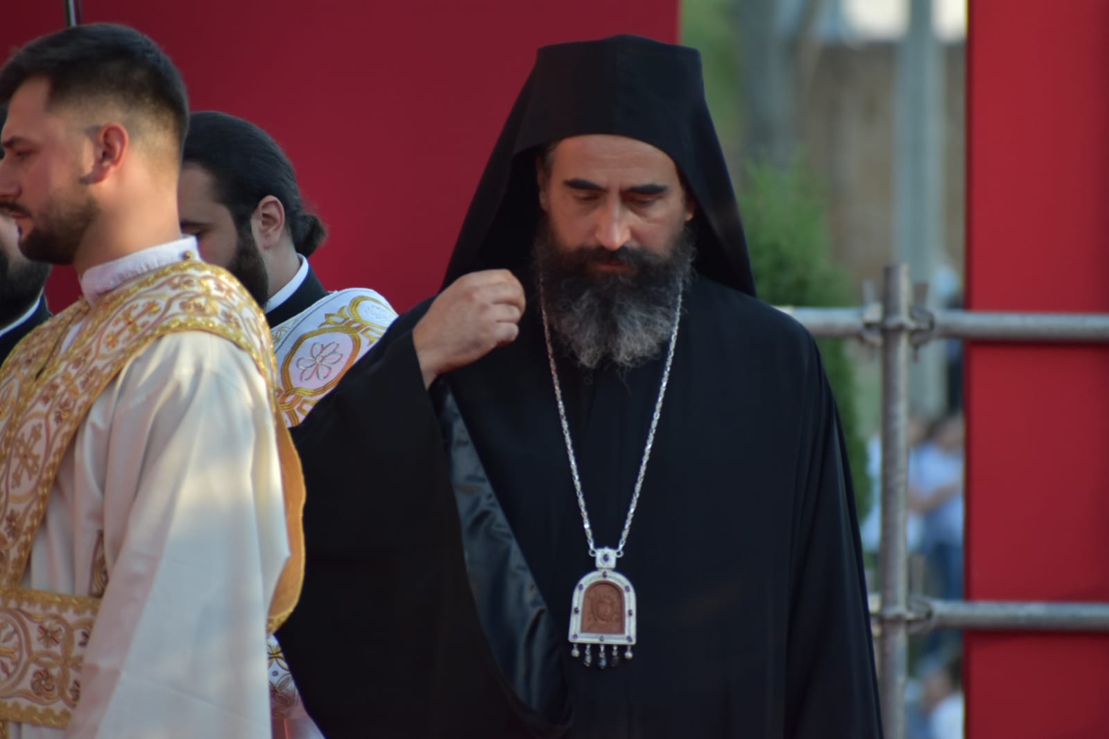 KADA JE VLADIKA UZEO GUSLE SVI SU OSTALI ODUŠEVLJENI! Nakon ustoličenja Metodije je još jednom pokazao zbog čega je omiljen među narodom (VIDEO)