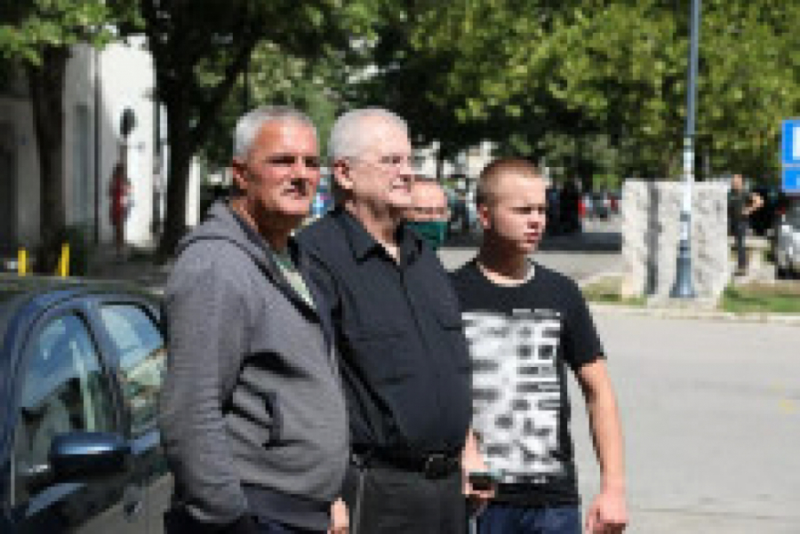 ČANAK ZA 100 EVRA NAPADA MANASTIR Novopečeni milogorac sa sinom Brana Mićunovića na Cetinju