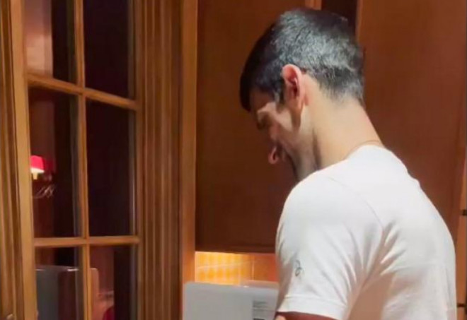 "MVP KUHINJE" HIT NA INSTAGRAMU Nema veze što je najbolji teniser svijeta, Novak u trećoj smjeni pokušava da nešto zaradi! (VIDEO)