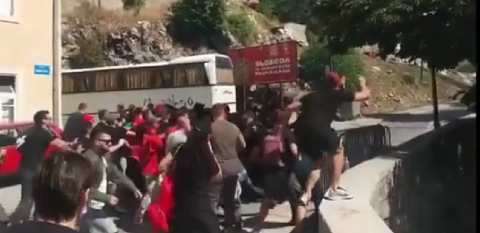 JOŠ INCIDENATA NA CETINJU: Vandalski čin komita, napadnuti pripadnici Uprave policije, blokiran ulaz u grad! (FOTO)(VIDEO)