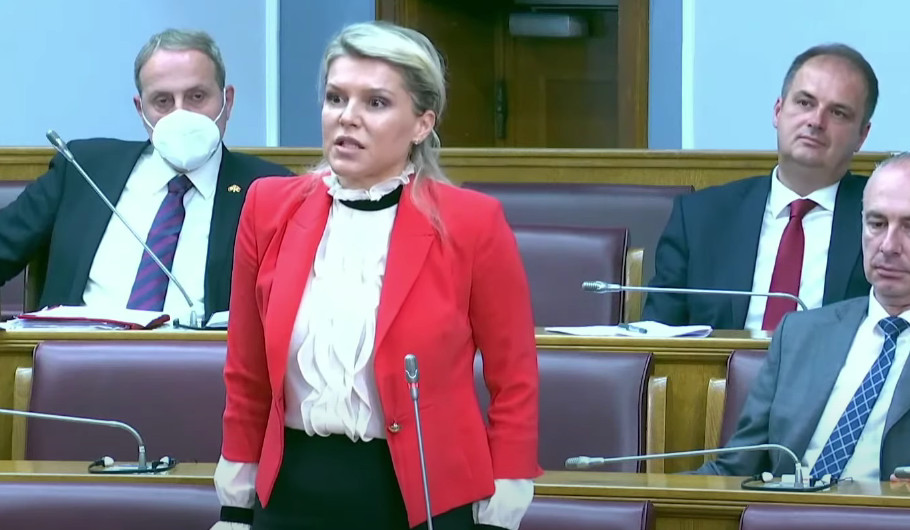 KAO SABLJA! "Nikome se pomjeriti nećemo! Satkani smo od čelika, ne od interesa!"