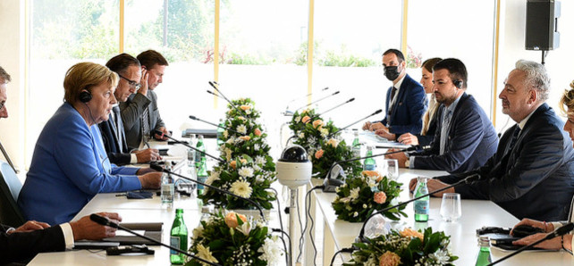 UZ RETORIKU IZ MILOVIH DANA Današnje putešestvije i hvalospjevi premijera