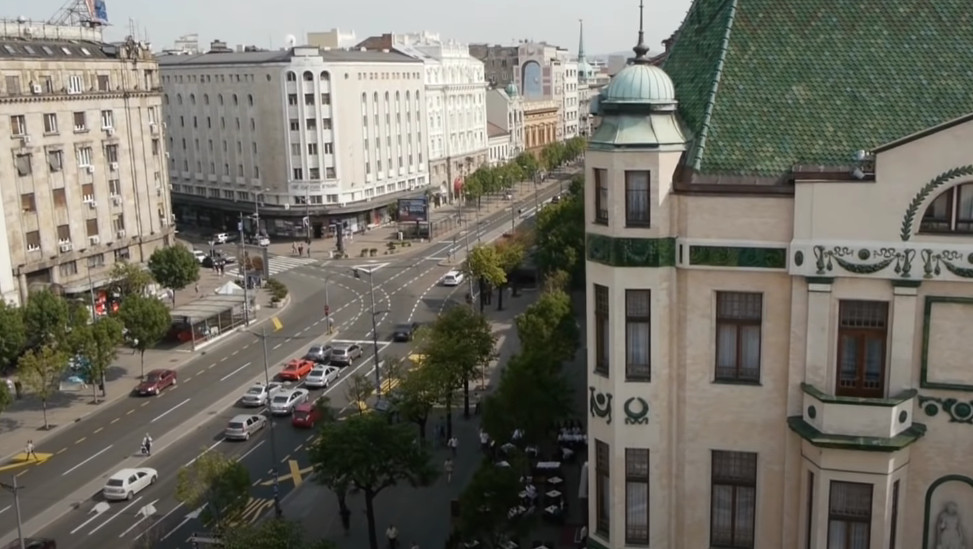 Kao na filmu: Gola žena šeta po ulici! (FOTO)