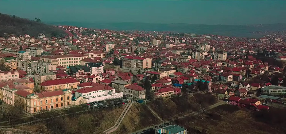 UŽAS U SRBIJI Teretni voz udario autobus koji prevozi djecu!