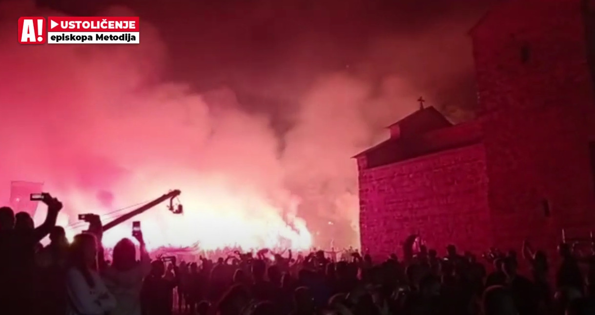 PRATITE UŽIVO PRENOS IZ BERANA Završena svečanost, narod bakljadom pozdravio patrijarha Porfirija!(VIDEO)
