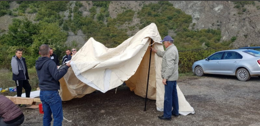 NOĆ PROTEKLA MIRNO Građani na sjeveru Kosova dočekali peti dan na prelazima Jarinje i Brnjak