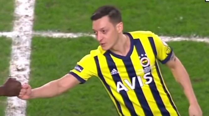 ČUVENI FUDBALER MIJENJA PROFESIJU Ozil završava karijeru, ali ovom zanimanju nismo nadali