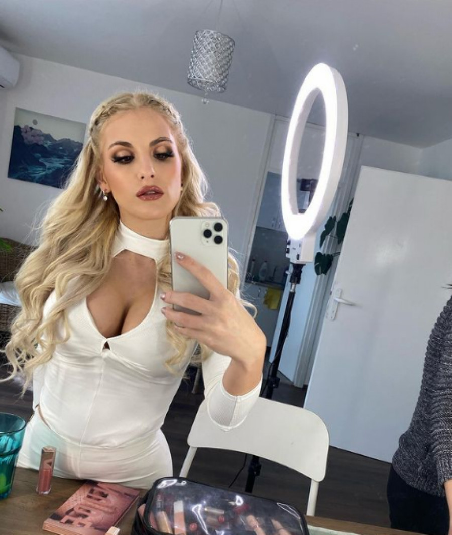 PEVAČICA U BAZENU UVIJA ZADNJICOM Od ovog prizora muškarcima nije dobro, Sara Reljić zapalila društvene mreže (FOTO)