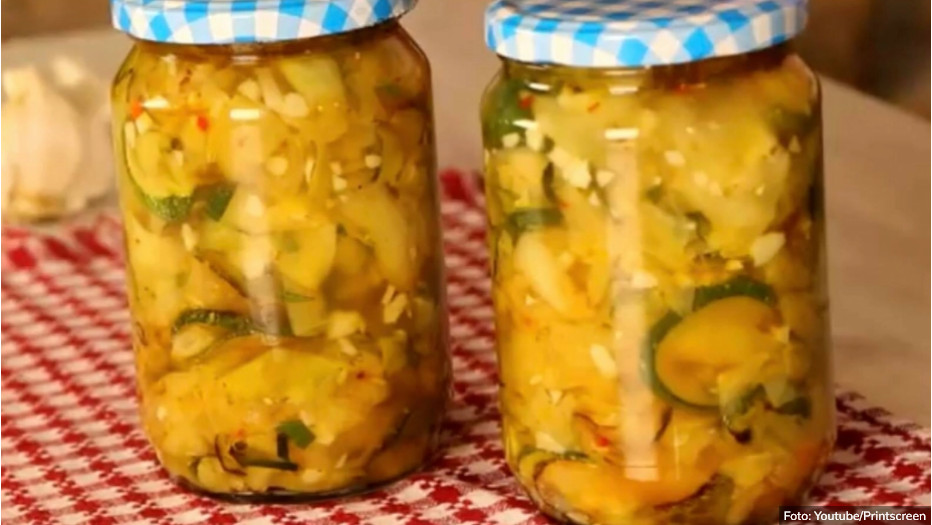 Preukusna salata: Tikvice sa belim lukom, u tegli