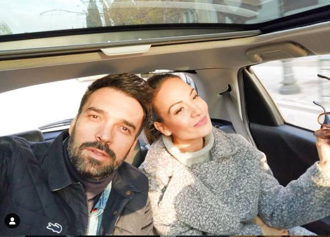BAJKA NA OBODU BEOGRADA Zavirite u luksuzni dom Ivana Bosiljčića i Jelene Tomašević, dvorište obara s nogu, a tek kad vidite dnevnu sobu