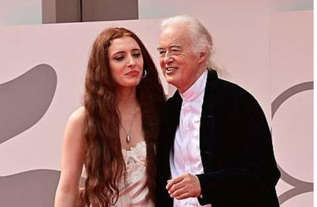 TIJELO UZ TIJELO: Legendarni rok muzičar na filmskom festivalu sa 45 godina mlađom djevojkom (FOTO)