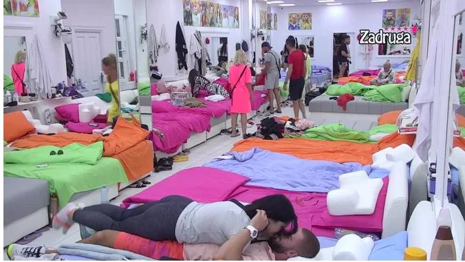 MILICA SKOČILA NA MENSURA PA RAZMJENJIVALI NJEŽNOSTI PRED PUNOM SOBOM! Svi se pitaju šta na ovo imaju da kažu roditelji maloljetne zadrugarke(VIDEO)