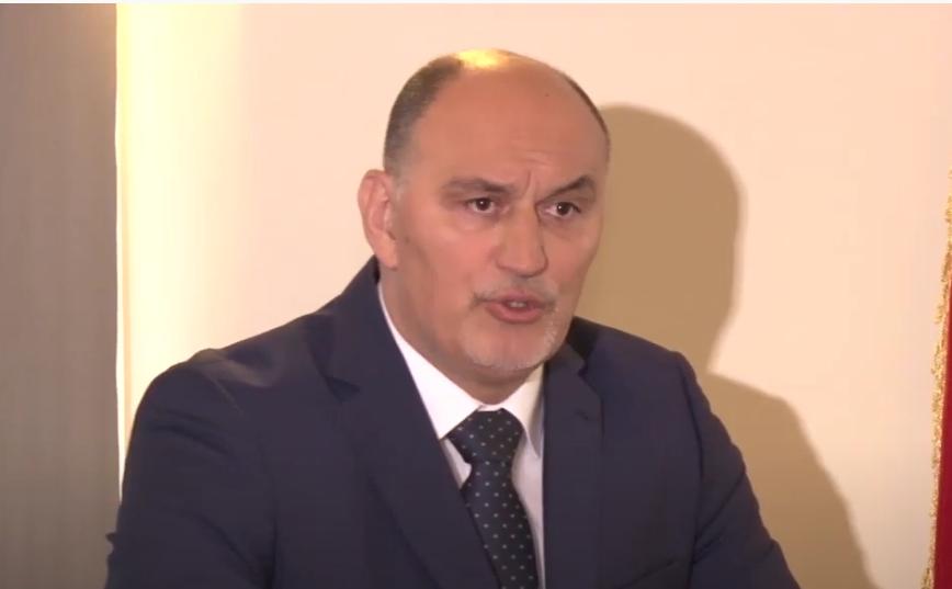NJEMCI TRAŽE DA IM PODGORICA VRATI SKORO MILION I PO EURA; Bivši gradonačelnik Podgorice Miomir Mugoša je 8. aprila 2009. godine zaključio kupoprodajni ugovor sa tadašnjim ambasadorom SR Njemačke