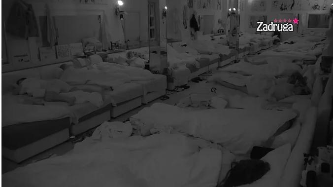 SVE PRŠTI OD STRASTI! NISU MARILI ZA CEMIRE! Sa jedne strane Milica i Mensur, sa druge Anđela i Mateja (VIDEO)