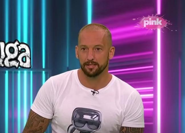 BEZ IMALO SRAMA ISPRIČAO SVE DETALJE! Dino objašnjavao kako ga je atraktivna zadrugarka "zadovoljavala" u toaletu