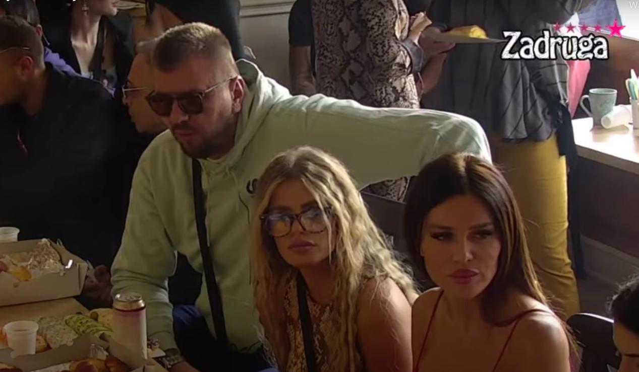 JUČE JE PAO PRVI POLJUBAC, A SADA SE VEĆ PONAŠAJU KAO PAR! Janjuš  Marijanu ni na trenutak ne ostavlja samu  (VIDEO)