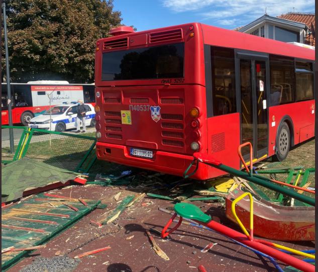 STRAVIČNA NESREĆA U ZEMUNU! Autobus uletio u dječije igralište! Među povrijeđenima i djeca (FOTO)