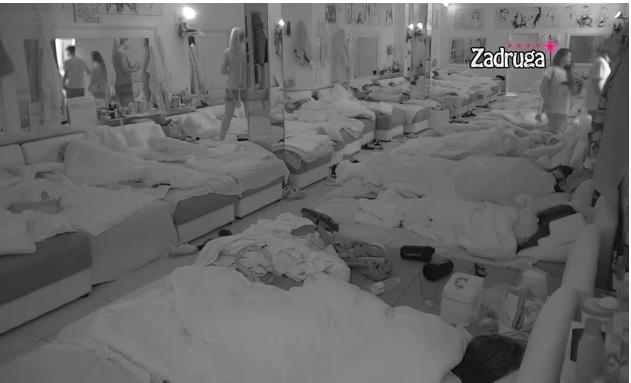 NISU MARILI ZA BUDNE CIMERE! Anđela i Mateja završili ispod pokrivača, pa rasplamsali strasti! (VIDEO 18+)