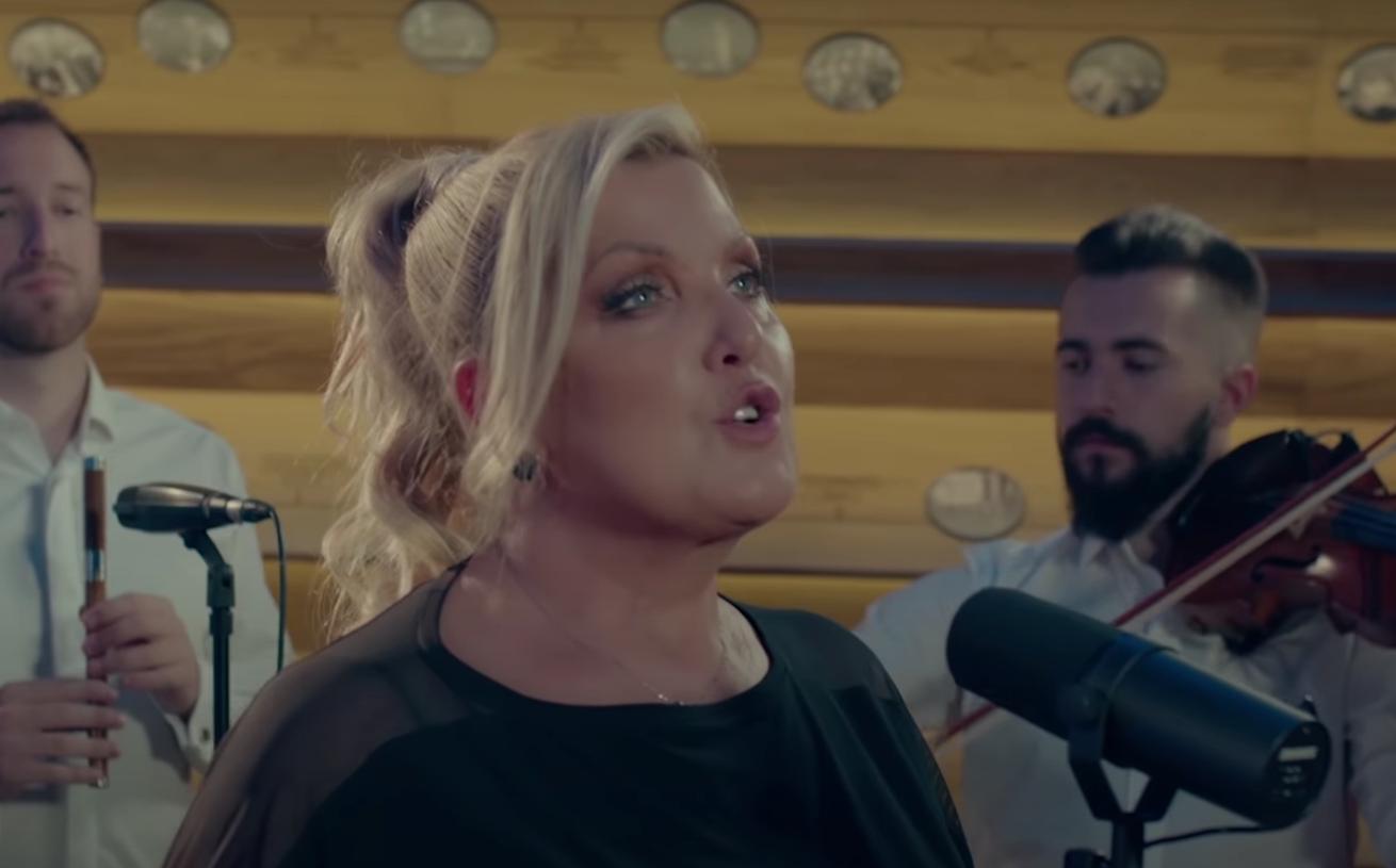 PJESMA KOJA ĆE RASPLAKATI SVE MAJKE! Najpoznatija umjetnica porijeklom iz Berana, Snežana Đurišić ovog puta nikoga nije ostavila ravnodušnim! (VIDEO)