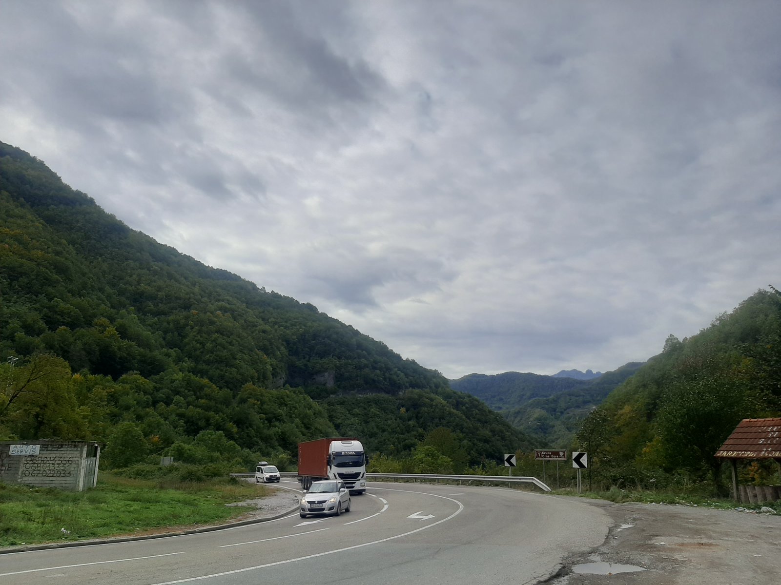 STANJE NA PUTEVIMA: Na određenim dionicama neophodna je dodatna pažnja jer je izmijenjen režim vožnje