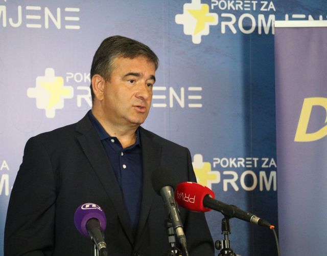 MEDOJEVIĆ UDARIO NA PREMIJERA Krivokapić se grčevito drži za fotelju, svjestan da ona donosi milione