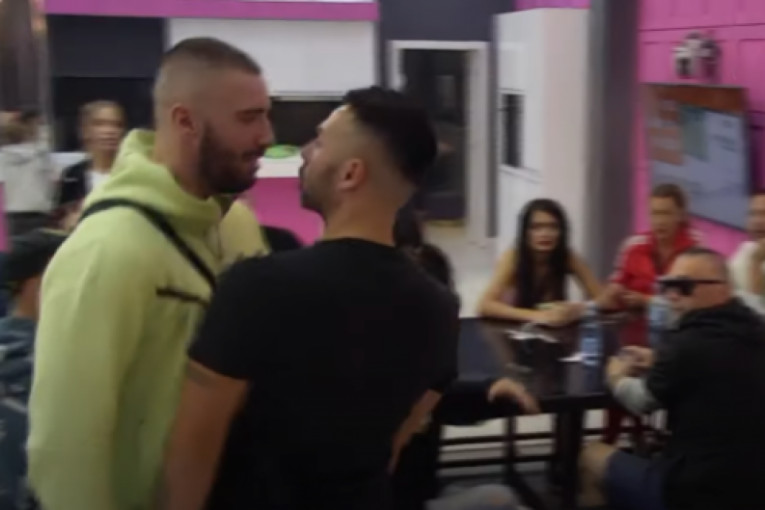 PREKINUT PROGRAM UŽIVO: Mensur nasrnuo na Sandija i Mc Damira, OBEZBЈEĐENJE odmah uletјelo u Belu kuću! (VIDEO)