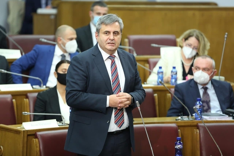 RADUNOVIĆ: Eksplicitna srbomržnja, šovinizam i fašizam pod plaštom napada na Vesnu Bratić