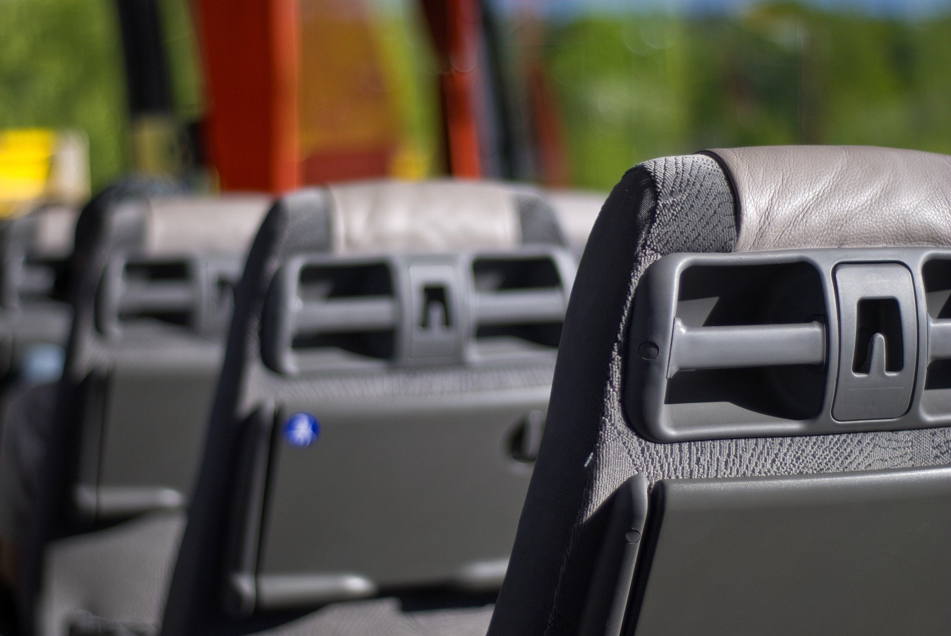 HAOS U CENTRU BEOGRADA Maskirani napadači ubacili SUZAVAC u autobus