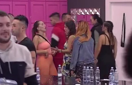 PRETJERANO! Dejan u prolazu počupao Dalilu, ona POBIJESNILA, pa počela da URLA NA NJEGA! (VIDEO)