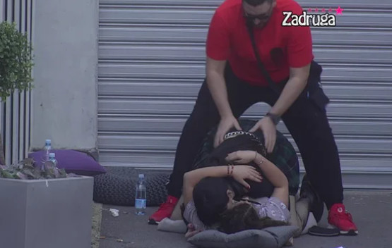 PRŠTE STRASTI! Vreli poljubac Miljane Kulić i Deniz! Zadrugari ostali u šoku, a šta li će tek reći Marija Kulić?! (VIDEO)