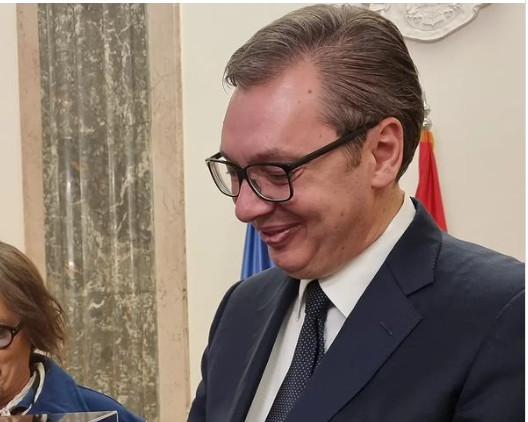 🤣🤣🤣 DŽONI DEP DAO POSEBAN POKLON VUČIĆU Uslijedila urnebesna šala predsjednika Srbije: Sigurno su se sve zbog mene dotjerale...