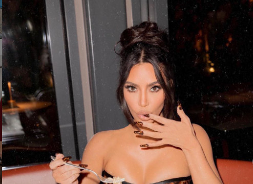 "ODRALA MAČKU I NAZVALA TO MODOM?!" Strašne uvrede na račun Kim Kardašijan, ovaj detalj je razbijesnio javnost! (FOTO)
