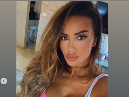 SINDI ISPALE GRUDI, A VIRE JOJ I GAĆICE! Fotografija bivše Modelsice napravila pometnju na društvenim mrežama (FOTO)