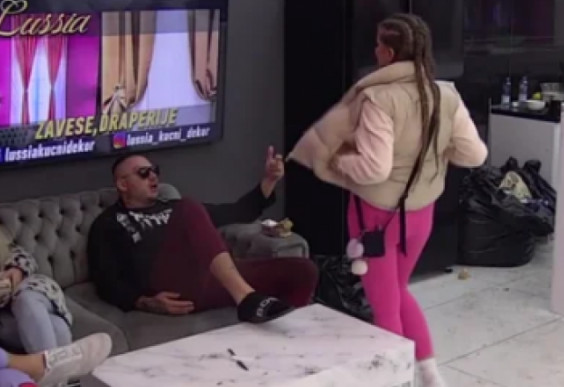 SKANDAL! Dejan poludio od bijesa i Dalilu polio vodom! (FOTO/VIDEO)
