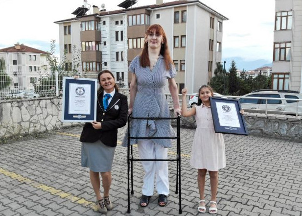 IMA 24 GODINE I VISOKA JE PREKO 2 METRA Rumejsa iz Turske ušla u Ginisovu knjigu rekorda