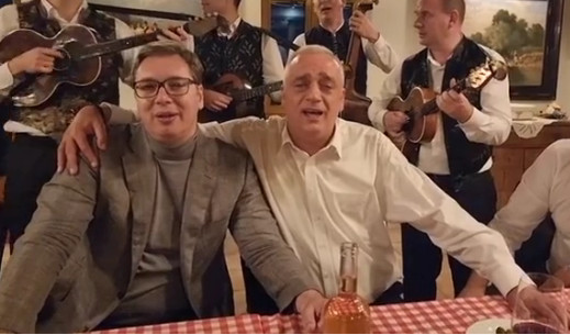 LEGENDARNI SNIMAK! Predsjednik Srbije, Aleksandar Vučić, zapjevao "Tamo daleko" (VIDEO)