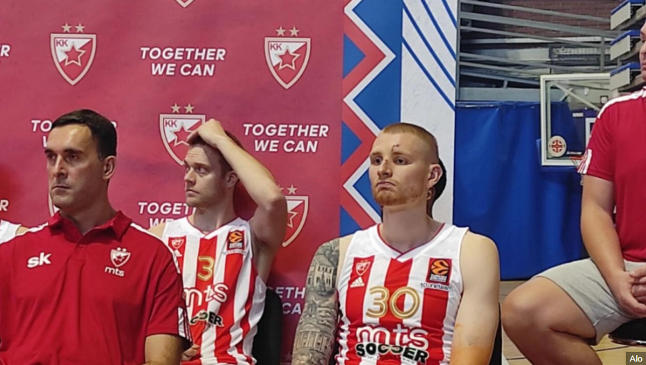 PONOVO JE ODUŠEVIO "DELIJE" Vajt nije u stanju da pomogne saigračima, ali je tu da bodri svoj tim! (FOTO)