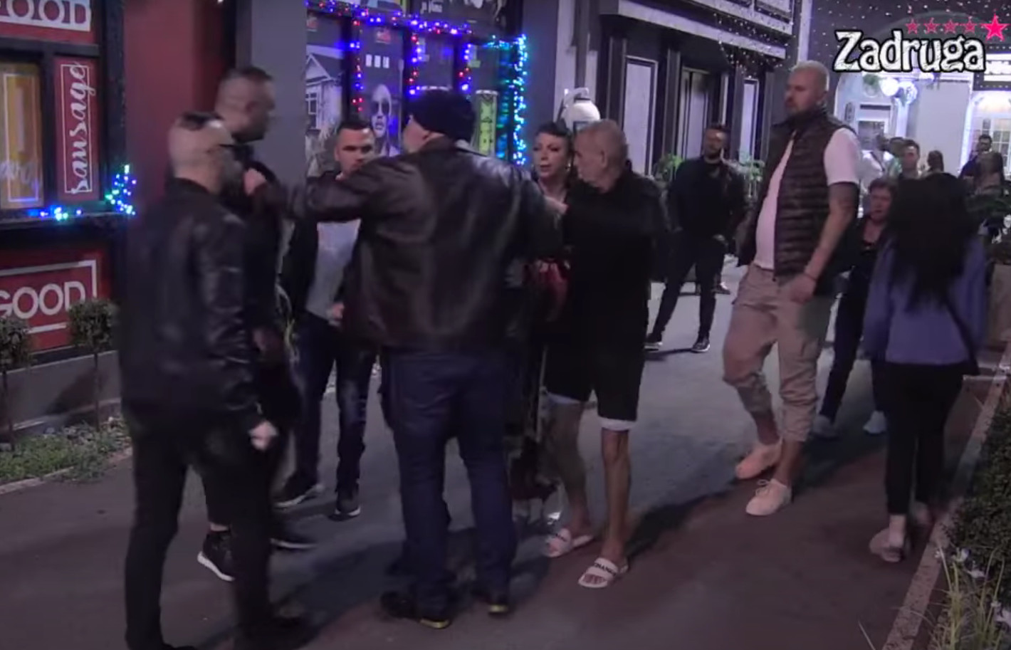 MIKIJU ĐURIČIĆU PALA ROLETNA Psovao, vrijeđao i napadao OVOG zadrugara, Car odlučio da mu pomogne pa nesrećniku opalio ŠAMAR! (VIDEO)