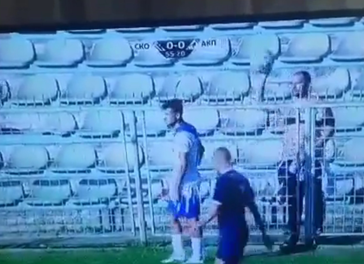 HIT NA INTERNETU! Na balkanski način: Fudbaler htio da uzme loptu, navijač ga udario u glavu! (VIDEO)