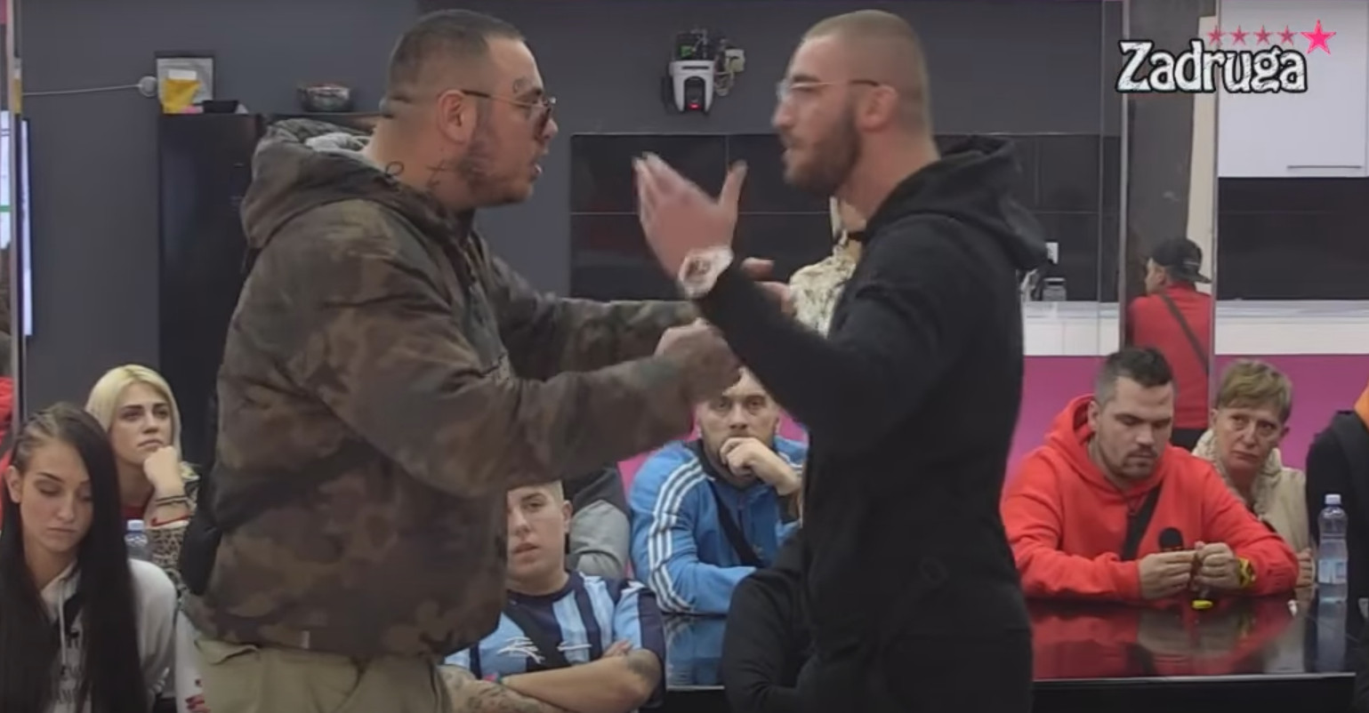 MENSURU PAO MRAK NA OČI ''Pun mi je ku*rac mangupa koji se LOŽE na udate žene'' FILIP CAR ODMAH SKOČIO NA NJEGA!(VIDEO)