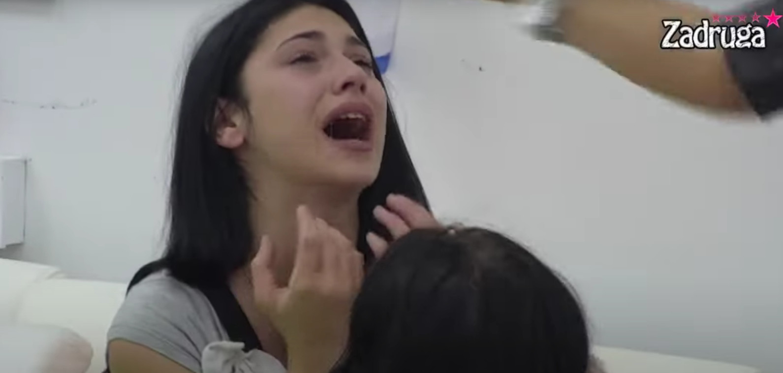 NIJE MOGLA DA SE ZAUSTAVI! Milica napustila emisiju, pa BRIZNULA u plač nakon što je otkriveno njeno DOPISIVANJE sa Tomovićem! (VIDEO)