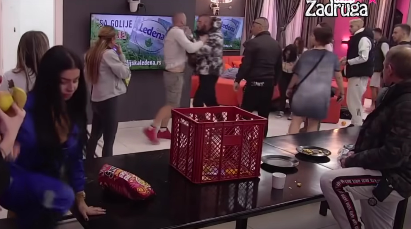 NE ZNA SE KO KOGA TUČE! Nezapamćeni haos u BIJELOJ KUĆI Milica krenula Mensurovim stopama!(VIDEO)